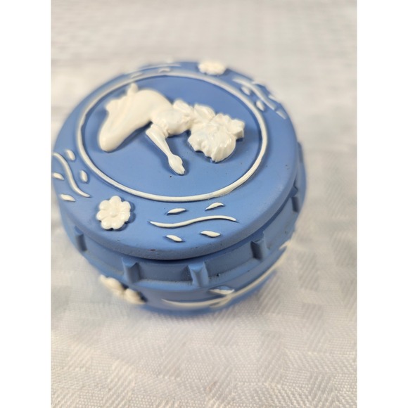 VINTAGE WEDGWOOD BLUE JASPERWARE STYLE TRINKET BOX POWER BOX PRAYING GIRL Flower - Picture 3 of 7